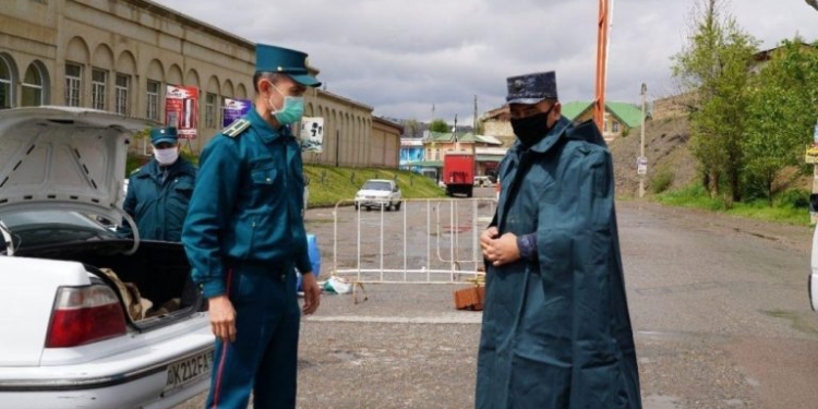 Жителям Намангана запретили выходить из дома больше одного раза в день и не дальше 100 метров от дома