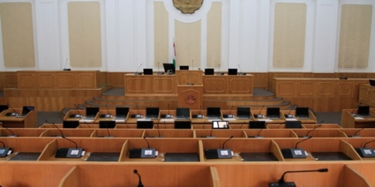 В парламенте Таджикистана зарегистрированы три партийных фракции