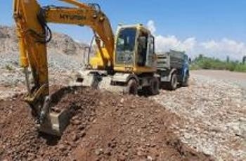 Сотрудники КЧС укрепили берег реки Элок в районе Рудаки