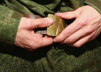 Таджикский солдат, раненный на таджикско-кыргызской границе, идет на поправку