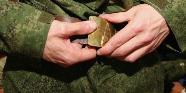 Таджикский солдат, раненный на таджикско-кыргызской границе, идет на поправку