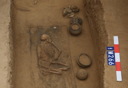 新华社照片，郑州，2020年5月26日     黄河边发现大型古墓群 出土文物2000余件     这是秦人墓中的侧身屈肢葬（资料照片）。     （配本社同题文字稿）     新华社发