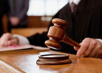 Уже бывший глава суда района Айни обвиняется в получении взятки