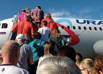 Российская авиакомпания вывезла из Душанбе более 200 граждан РФ