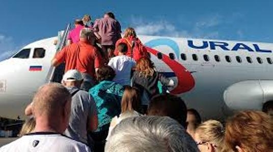 Российская авиакомпания вывезла из Душанбе более 200 граждан РФ