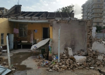 В Душанбе власти демонтируют дом с находящимися в нем детьми