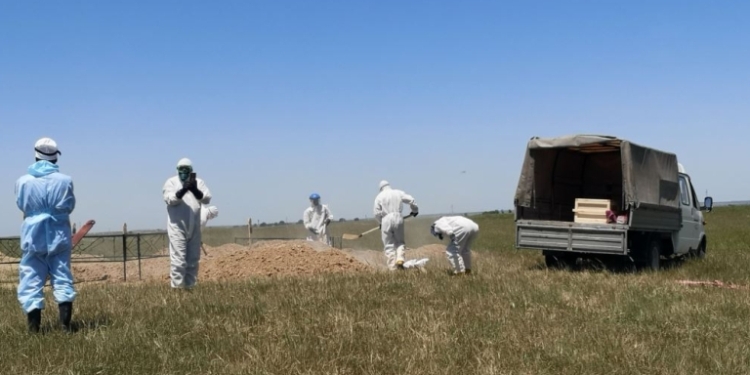 В Казахстане умерших от коронавируса разрешили хоронить на обычных кладбищах