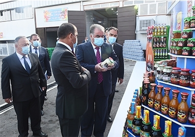 Президент посетил в Худжанде предприятие «Сирдарё», вручил подарки сиротам и открыл линию водоснабжения