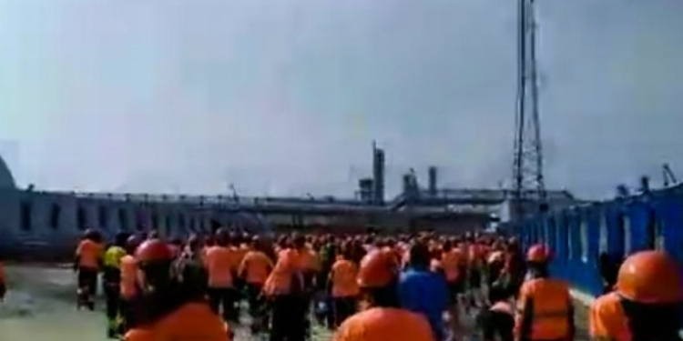 Мигрантам-строителям Амурского газоперерабатывающего завода не выплатили зарплату. Они устроили погром (видео)
