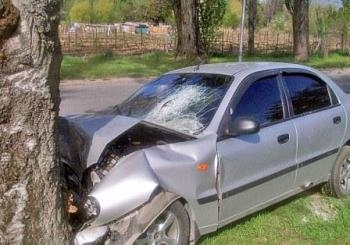 На автодороге Душанбе-Худжанд автомобиль врезался в дерево. Погиб пассажир