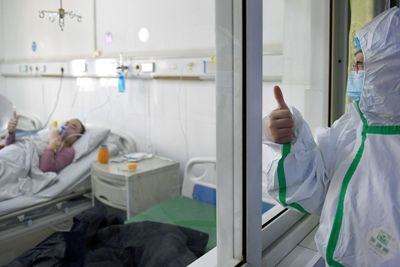 Все больше излечившихся от COVID-19 пациентов покидают больницы в континентальной части Китая