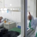 Все больше излечившихся от COVID-19 пациентов покидают больницы в континентальной части Китая