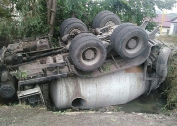 В Дарвазе «бетономешалка» опрокинулась в реку Пяндж. Водитель погиб