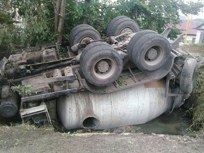 В Дарвазе «бетономешалка» опрокинулась в реку Пяндж. Водитель погиб