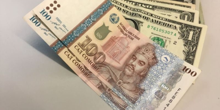 В Таджикистане за 6 месяцев курс сомони к доллару снизился на 6,4%