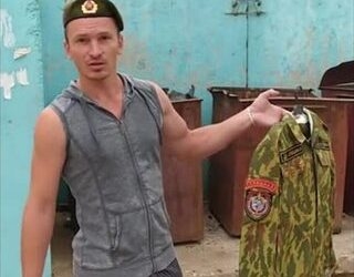 В Белоруссии бывшие военные выбросили форму в мусорные баки и застыдили силовиков