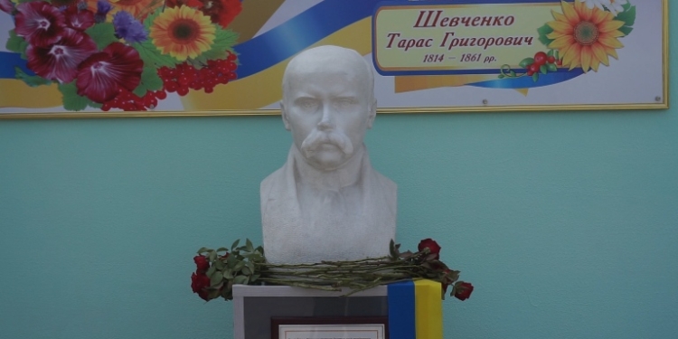 В посольстве Украины в Душанбе установили бюст Тараса Шевченко