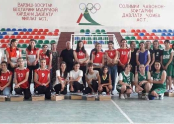 Рустам Эмомали на День физкультурника подарил спортсменам Хорога спортивную форму