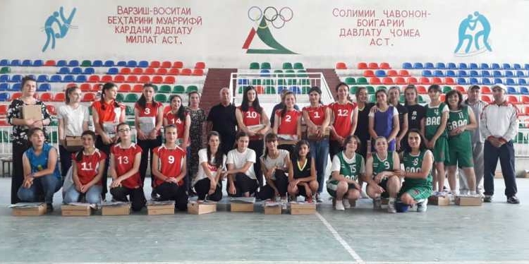 Рустам Эмомали на День физкультурника подарил спортсменам Хорога спортивную форму