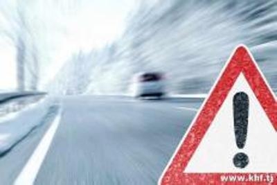 В районе Айни автомобиль вылетел в овраг. Спасатели вытащили пассажиров, водитель погиб