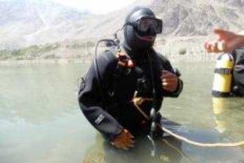 Водолазы-спасатели ГБАО отработали навыки погружения в воду