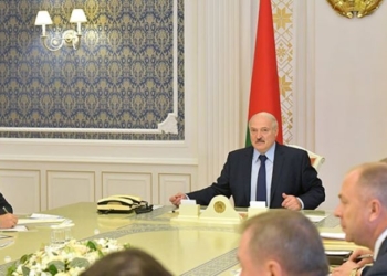 Лукашенко поблагодарил рабочих на предприятиях и призвал не прятать глаза в асфальт