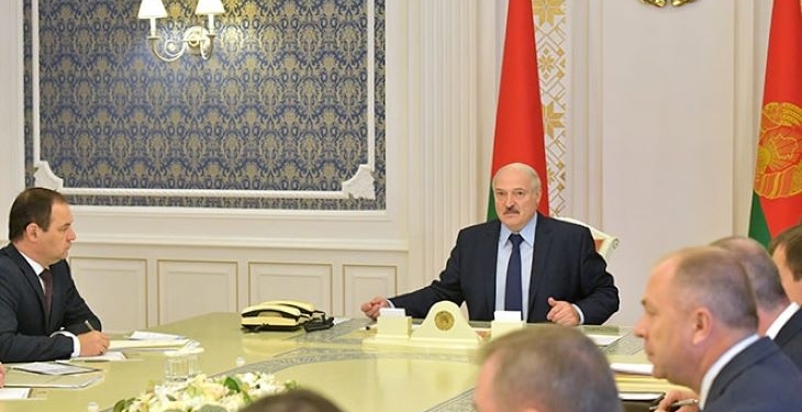 Лукашенко поблагодарил рабочих на предприятиях и призвал не прятать глаза в асфальт