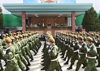 Президент принял участие в военном параде в честь 25-летия образования Национальной гвардии Таджикистана