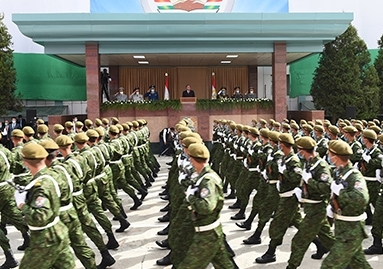 Президент принял участие в военном параде в честь 25-летия образования Национальной гвардии Таджикистана
