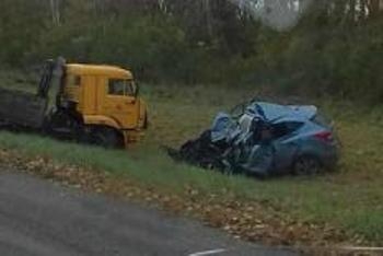 В районе Айни легковушка врезалась в КАМАЗ. Погибли три человека