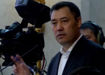 Премьер-министр Кыргызстана Садыр Жапаров объявил себя и.о. президента