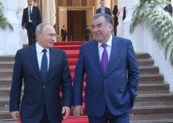 Эмомали Рахмон поздравил Владимира Путина с Днем рождения