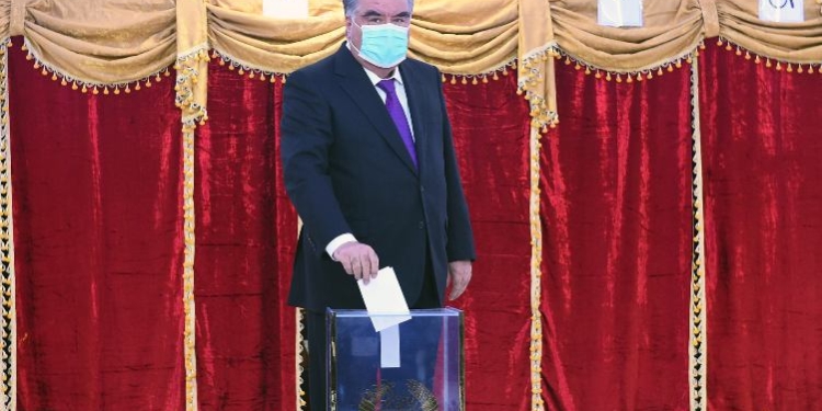 Эмомали Рахмон проголосовал на выборах президента Таджикистана (ФОТО)