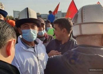 В Бишкеке митингуют представители 11 партий