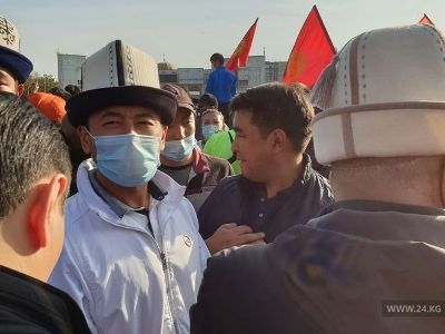 В Бишкеке митингуют представители 11 партий