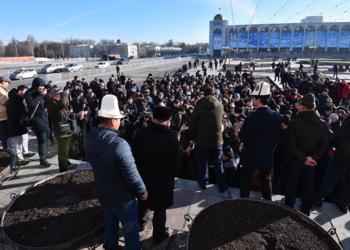 В Кыргызстане гражданские активисты призывают к досрочным выборам президента