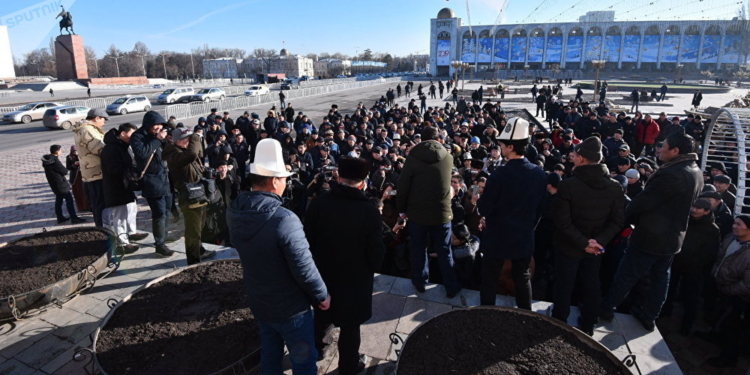 В Кыргызстане гражданские активисты призывают к досрочным выборам президента