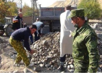 Сотрудники КЧС помогли расчистить русла канала и укрепить мост в Турсунзаде