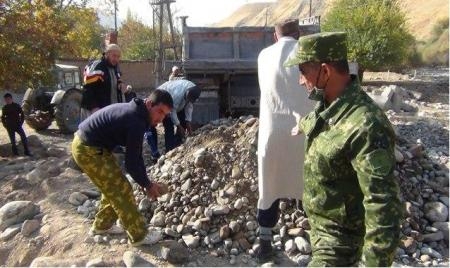 Сотрудники КЧС помогли расчистить русла канала и укрепить мост в Турсунзаде