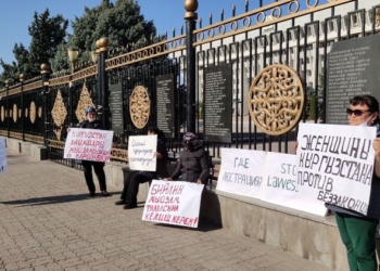 Участницы четвертого на сегодня митинга в Бишкеке объявили голодовку   