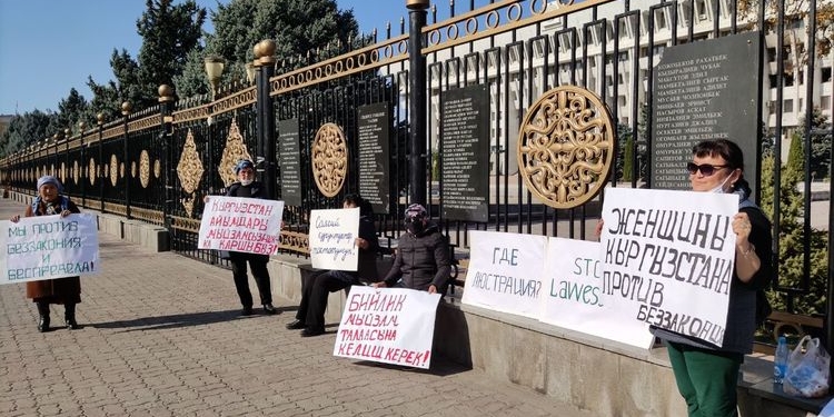 Участницы четвертого на сегодня митинга в Бишкеке объявили голодовку   