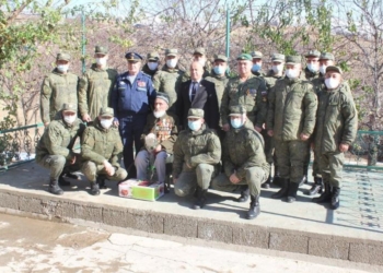 Российские военнослужащие поздравили 108-летнего таджикского ветерана с Днем артиллерии