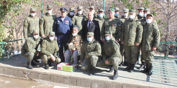 Российские военнослужащие поздравили 108-летнего таджикского ветерана с Днем артиллерии
