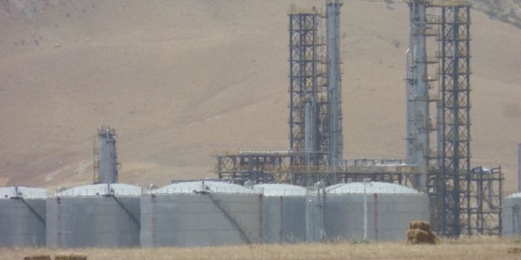 Вице-премьер пообещал нефтезаводу в Дангаре содействие в завозе сырья