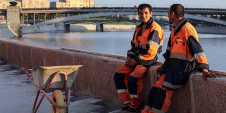 «Никто не звонит»: оставшиеся без мигрантов бизнесмены отчаялись найти новых работников