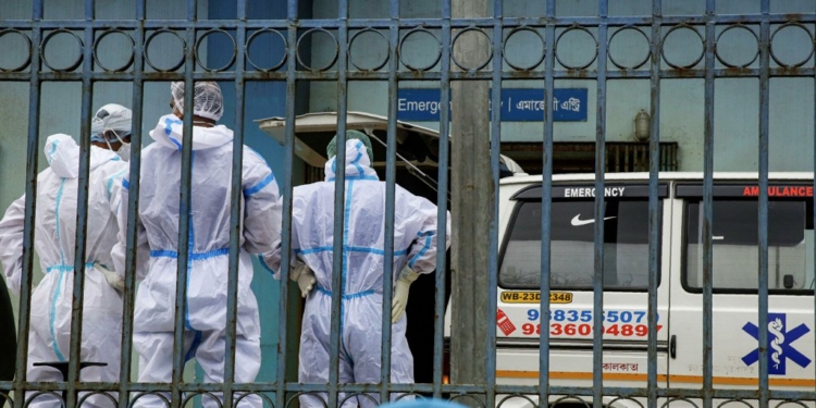 В Индии более 350 человек попали в больницы из-за неизвестной болезни