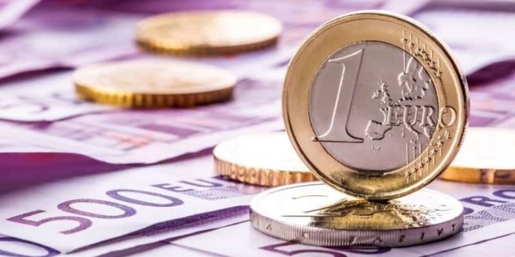 Курс Сомони к Евро снизился, а к Доллару остается неизменным