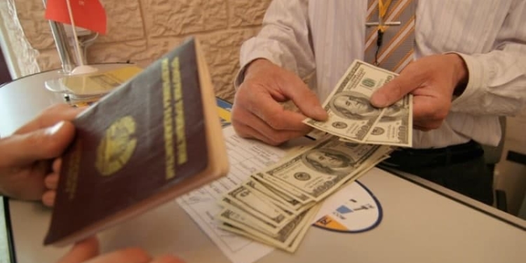 Объем денежных переводов физических лиц из России в Таджикистан снизился на 37%