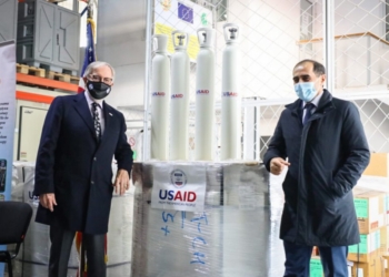 США передали Минздраву Таджикистана кислородные баллоны для больных COVID-19