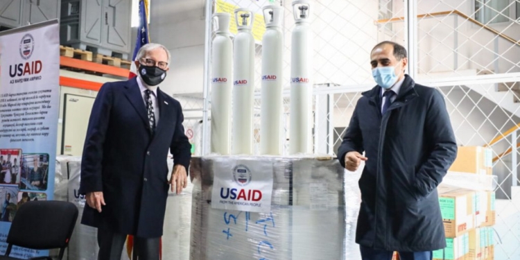 США передали Минздраву Таджикистана кислородные баллоны для больных COVID-19